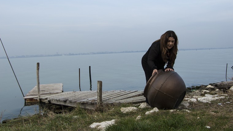 Venecia: Nina Dotti cerró La Bienal con el performance Despójate