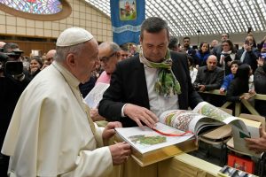 La Biblia del artista Willy Wiedmann llega al Vaticano