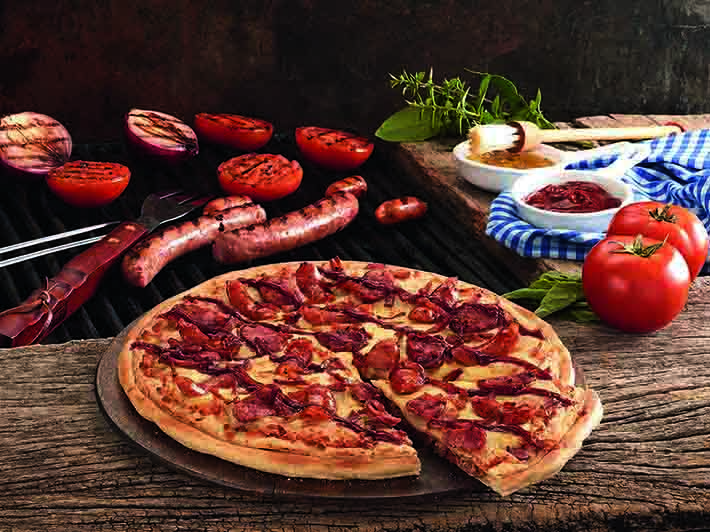 Jeno’s Pizza innova su menú y lanza la nueva Pizza Parrillera