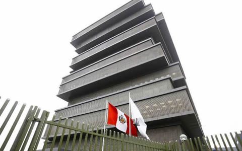 La prolongada paralización de las clases en Cusco está afectando a 400 mil estudiantes, poniendo en riesgo el año escolar en la región.